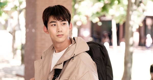 Taecyeon saluta i fan durante la pausa dal servizio militare