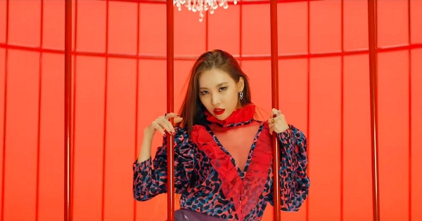 Una sexy Sunmi nel video del suo comeback, "Siren"