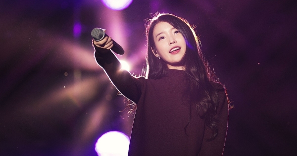 Kim Chung Ha impressionata dal talento della sua cantante-modello IU