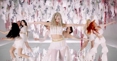 Le TWICE vogliono "sempre di pi&ugrave;". Ecco "More &amp; More"