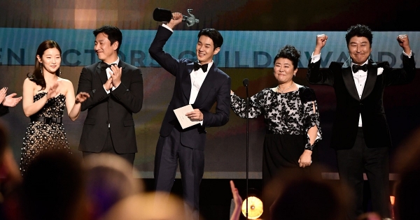 Choi Woo Shik premiato ai SAG Awards: i complimenti dei suoi amici