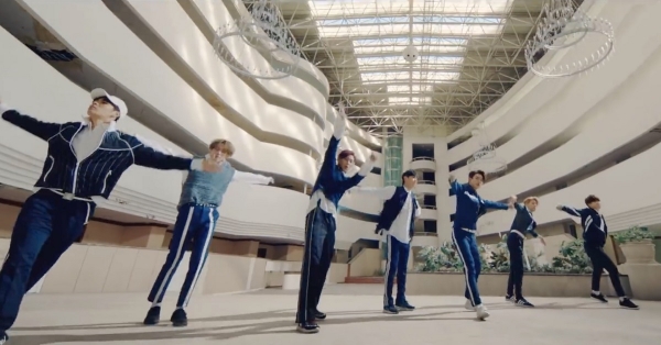 I GOT7 hanno due video performance di "Look"