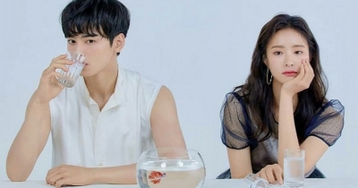 Eunwoo degli Astro e Shin Se Kyung in copertina per "Singles"