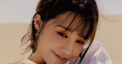 Jung Eunji invoglia a fuggire lontano nella sua "Away"