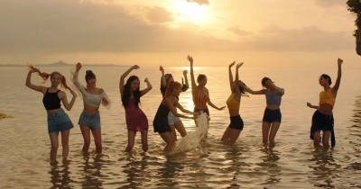 Le TWICE dolci naufraghe in "Dance the Night Away"