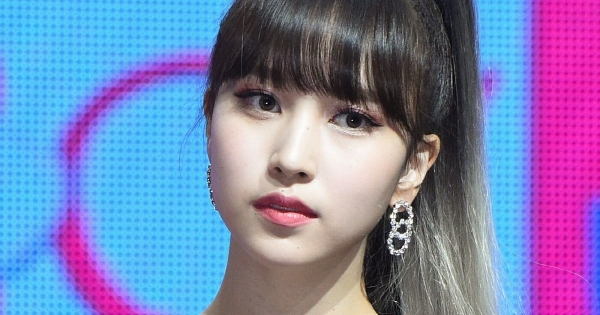 Mina torna a esibirsi in pubblico con le TWICE