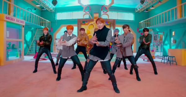 I Golden Child nella "fabbrica dei desideri" nel video di "Genie"