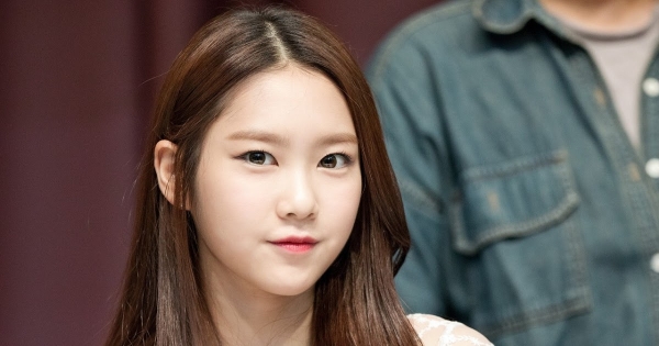 Jiho delle Oh My Girl ha rivelato di essersi fatta di nuovo male alla caviglia.