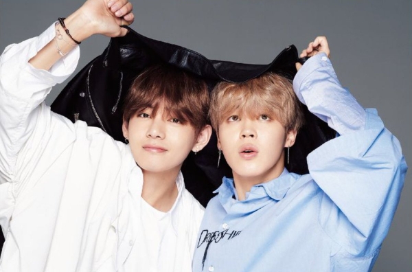 V e Jimin dei BTS ricevono un premio durante la cerimonia di laurea della Global Cyber University