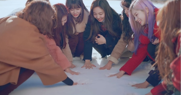 Le TWICE ci augurano una buona fine dell'anno con "The Best Thing I Ever Did"