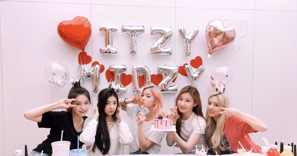 ITZY CELEBRANO LA SPERANZA E LA FELICITA&rsquo; DURANTE IL LORO &ldquo;FAN PARTY LIVE&rdquo;