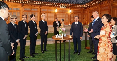 Gli EXO incontrano la famiglia Tump invitati dal presidente Moon